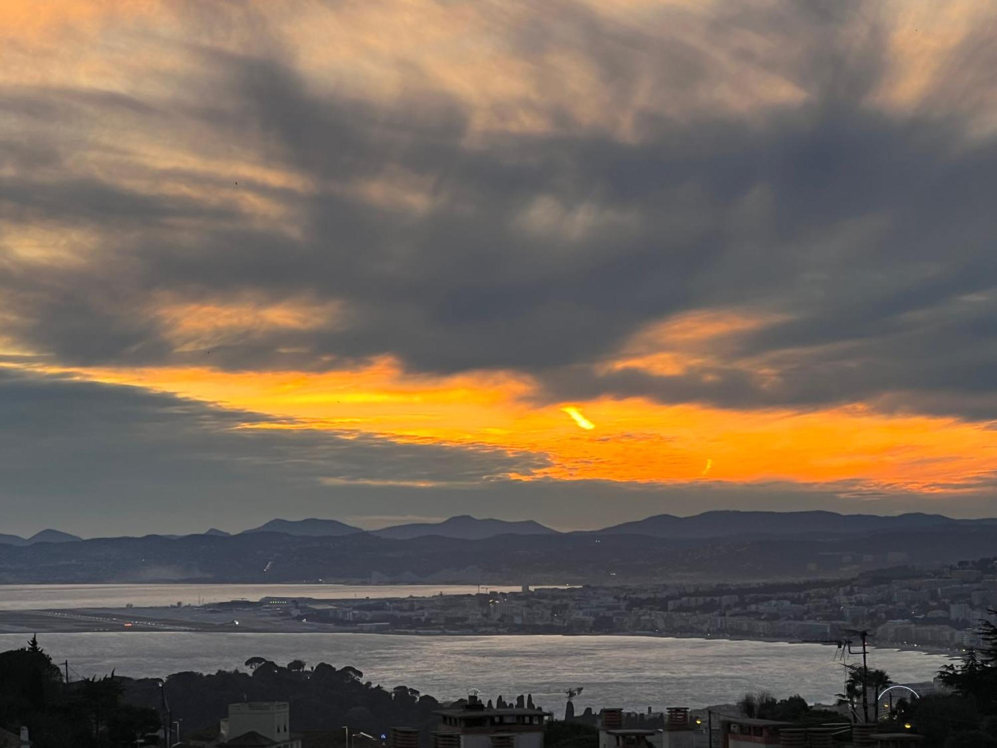 Agreable 3 Pieces Climatise Avec Vue Mer Et Parking Villefranche-sur-Mer Bagian luar foto